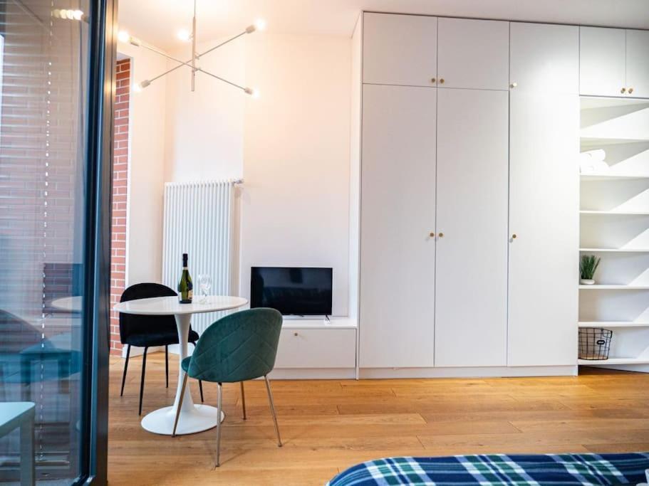 Chic Apartment In Historic Koneser Area Варшава Екстериор снимка