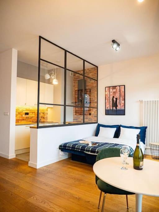 Chic Apartment In Historic Koneser Area Варшава Екстериор снимка