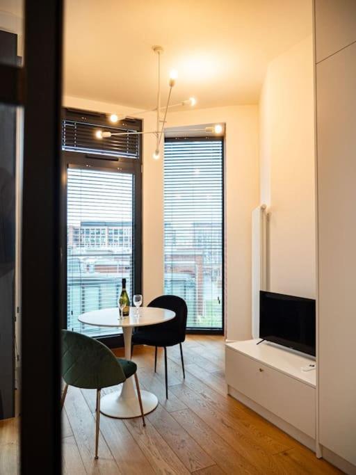 Chic Apartment In Historic Koneser Area Варшава Екстериор снимка