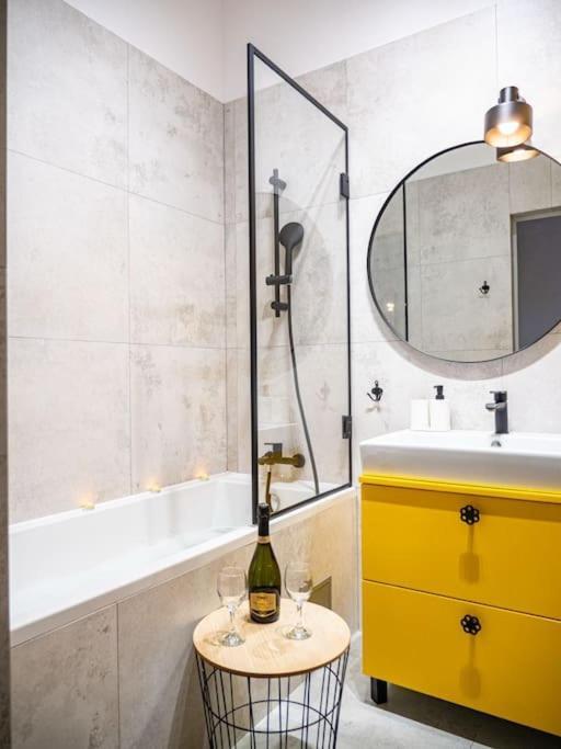 Chic Apartment In Historic Koneser Area Варшава Екстериор снимка