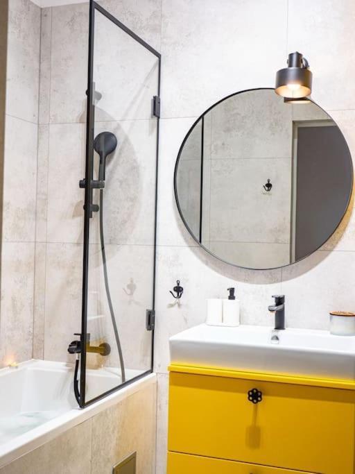 Chic Apartment In Historic Koneser Area Варшава Екстериор снимка
