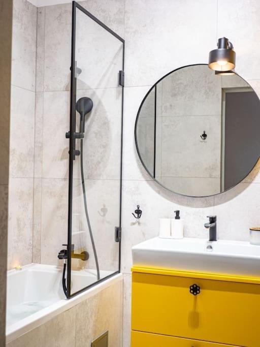 Chic Apartment In Historic Koneser Area Варшава Екстериор снимка