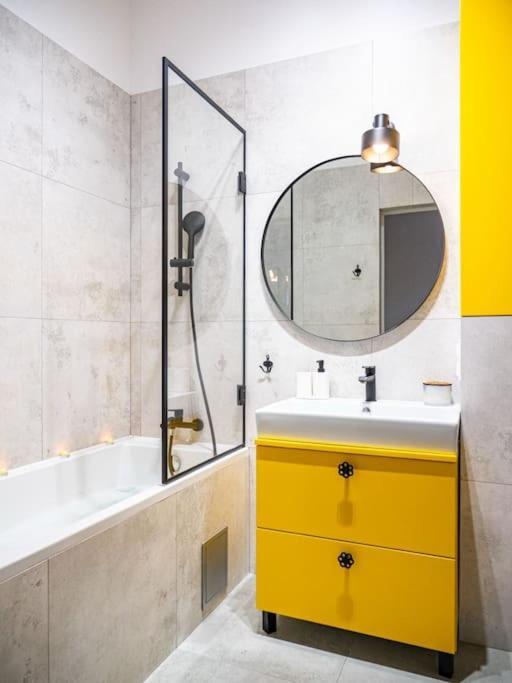 Chic Apartment In Historic Koneser Area Варшава Екстериор снимка