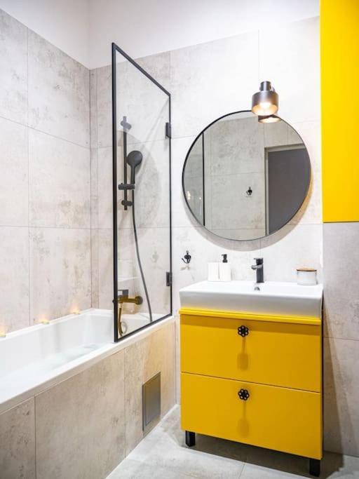 Chic Apartment In Historic Koneser Area Варшава Екстериор снимка