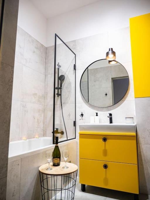 Chic Apartment In Historic Koneser Area Варшава Екстериор снимка