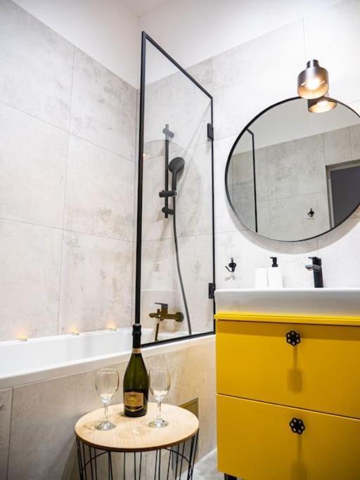Chic Apartment In Historic Koneser Area Варшава Екстериор снимка